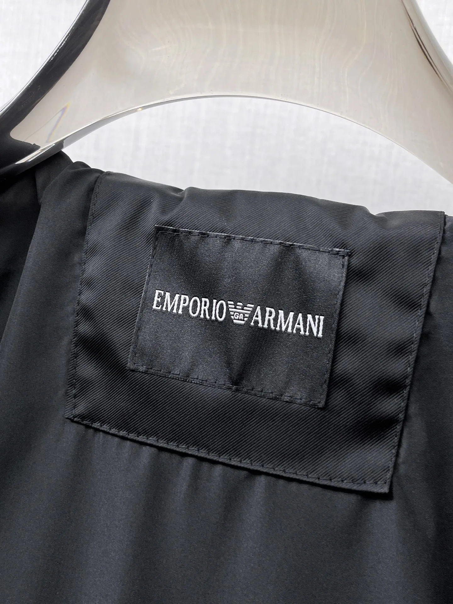 Armani official website Same Style, complete with three labels, on sale in advance. 2026 Autumn and Winter New Arrival men's jacket, Original with complete three labels, Premium version. Custom-made fabrics at the counter. Breathable, high comfort, impeccable details, brand element design concept, reflecting high quality. It feels delicate and soft, presents a casual cut, and has a great upper body shape. Sizes: M～3XL